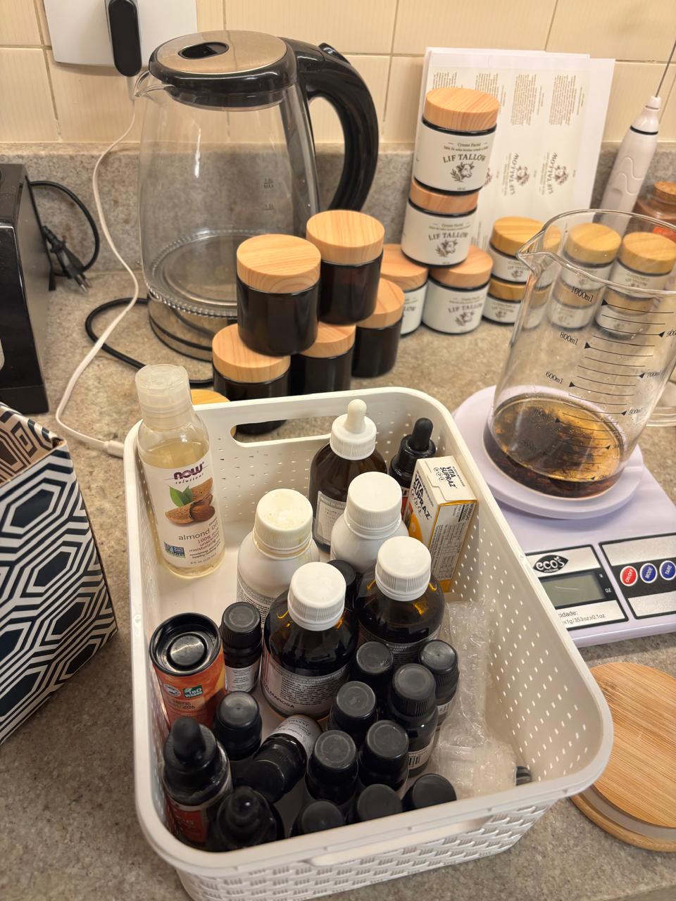 Bancada da produção artesanal Lif Tallow com potes, rótulos, balança e insumos